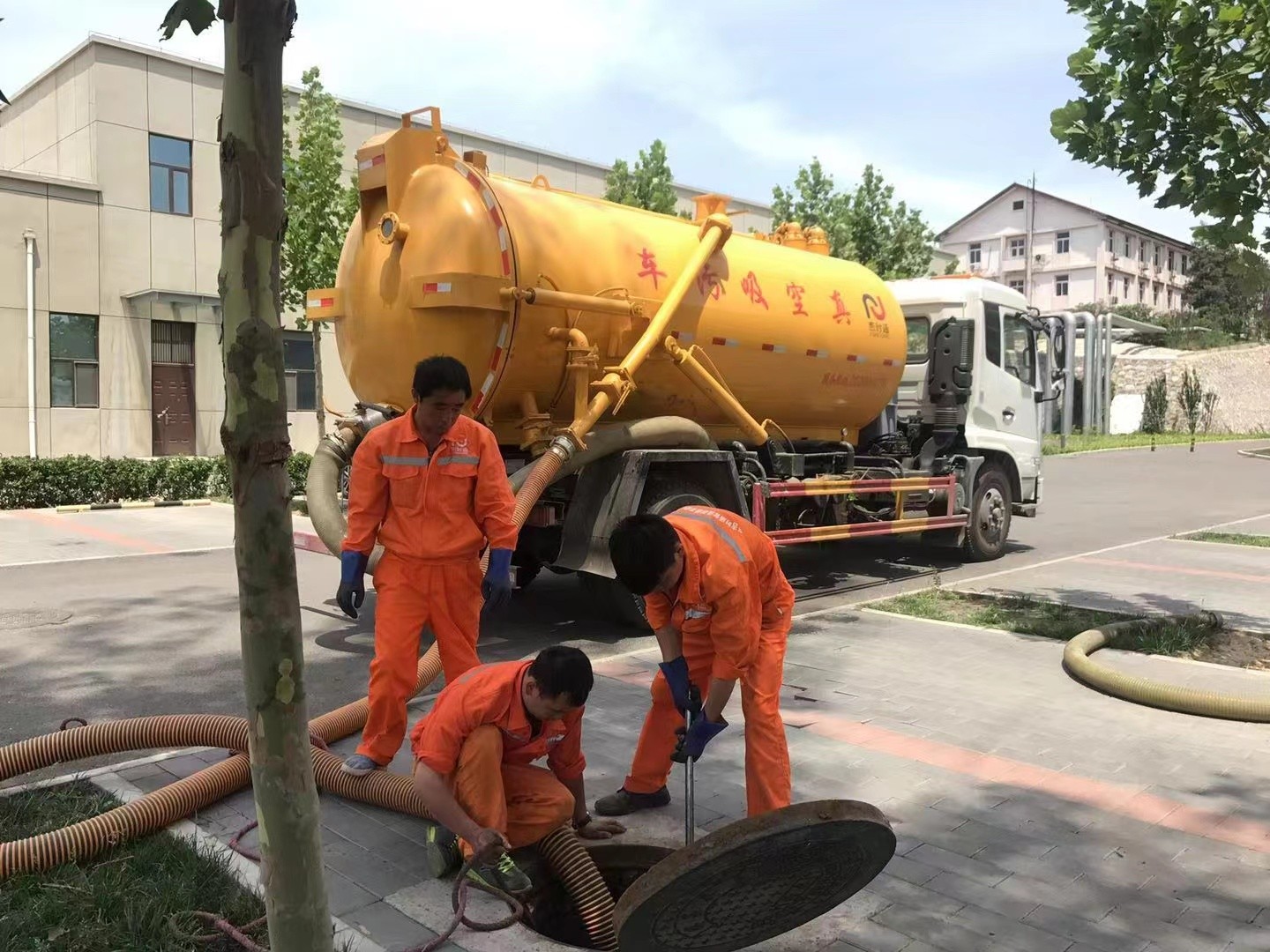 峪泉镇管道疏通车停在窨井附近