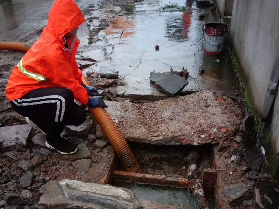 峪泉镇专业清理污水池 炜誉市政以规范流程守护城市 “肠道”