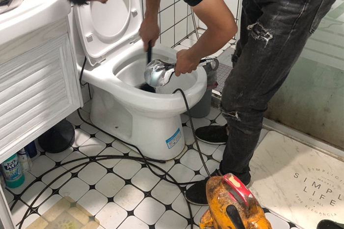 峪泉镇马桶堵塞自己疏通还是找师傅?专业上门服务让你省时更省心